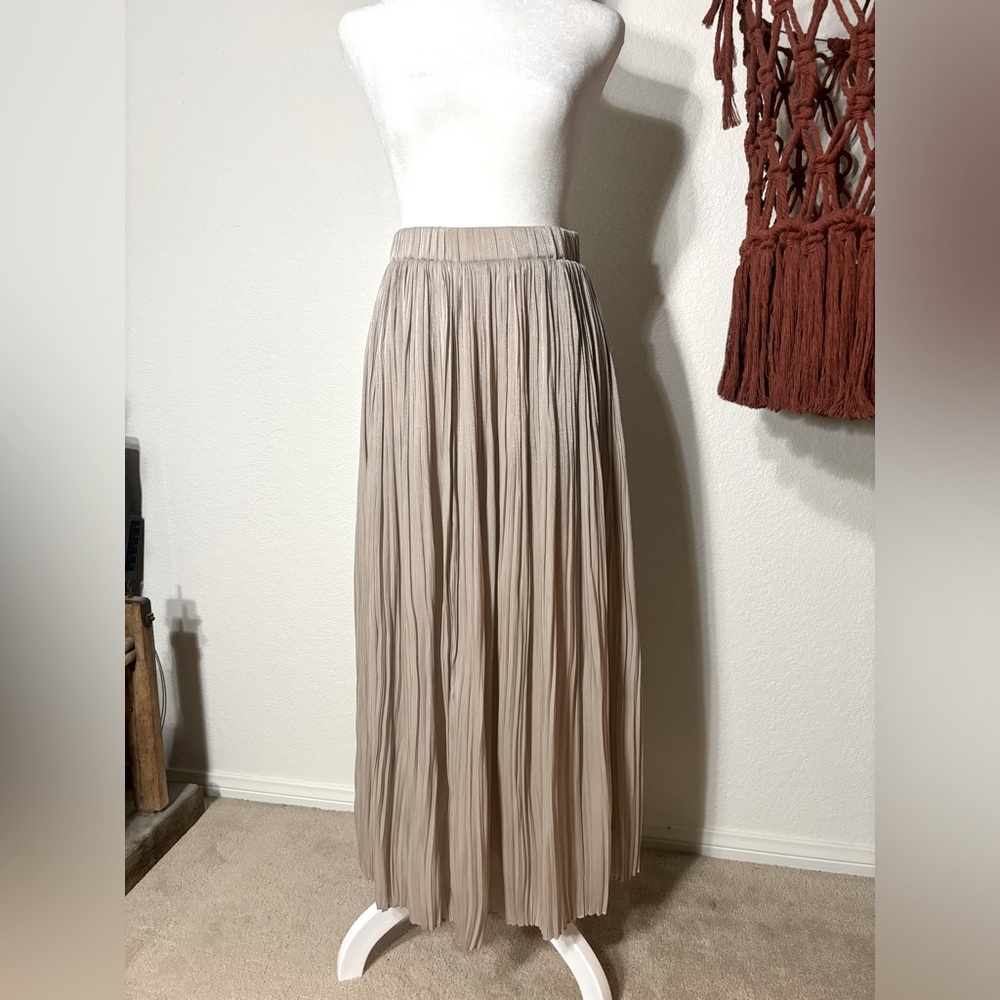 Shimmery flowy skirt